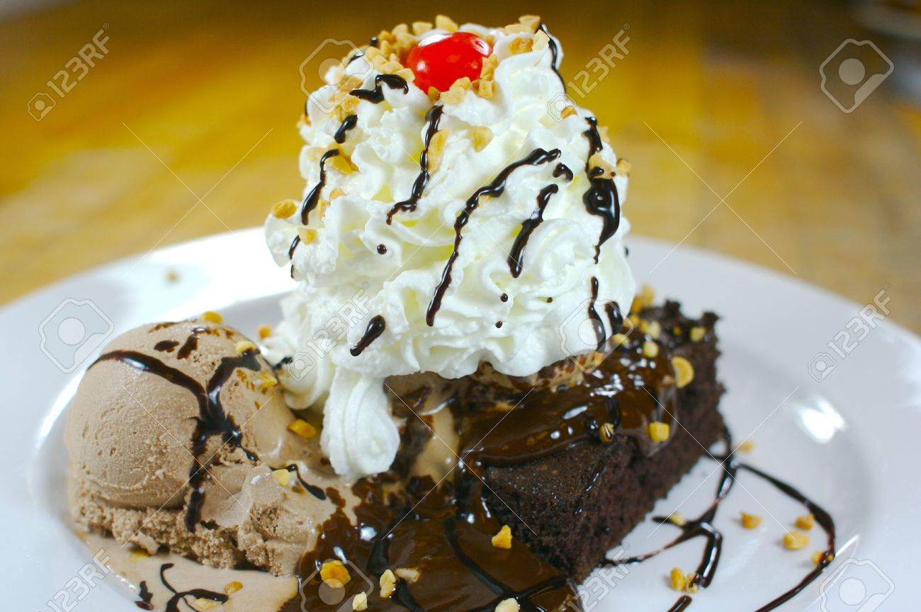ブラウニーのホット ファッジ サンデー の写真素材 画像素材 Image