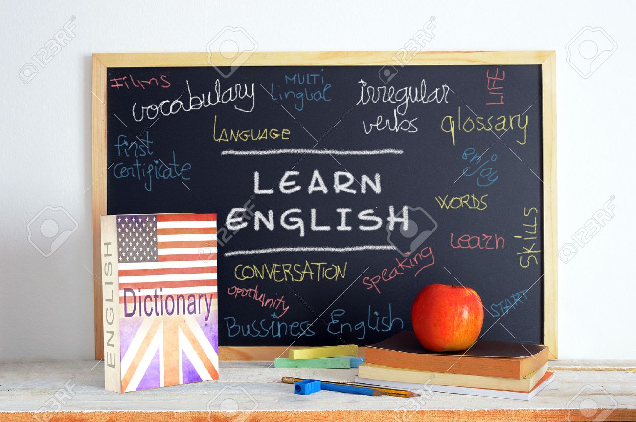 英語の授業で黒板 いくつかの本や教室での英語の勉強のため学校のもの の写真素材 画像素材 Image