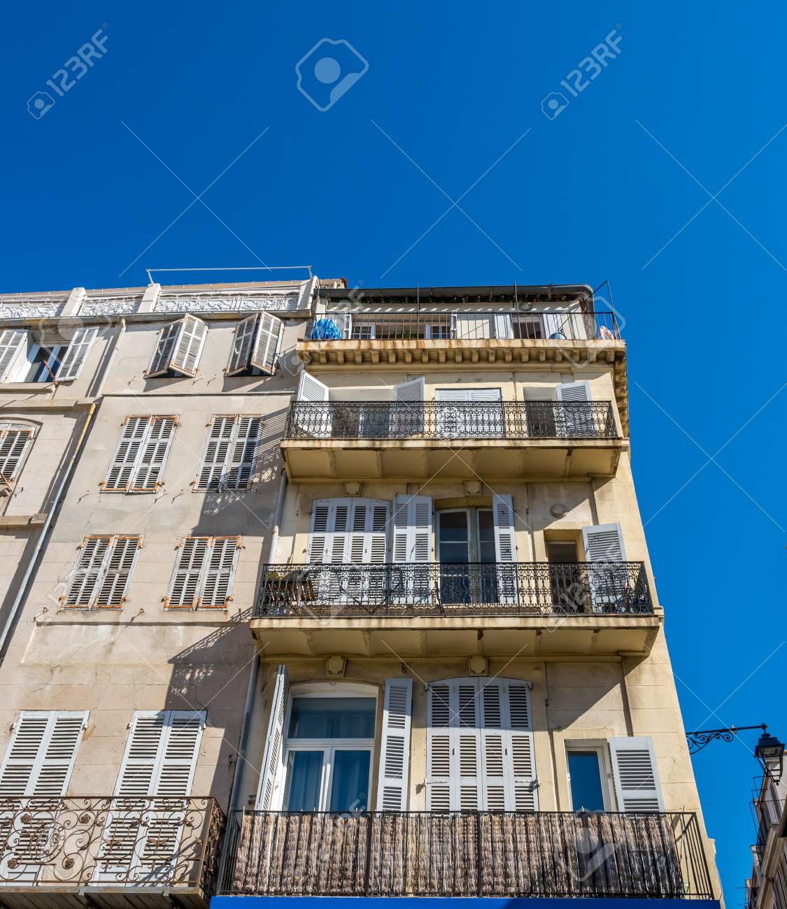 Einzigartige Architektur Von Gebauden In Marseille Frankreich Unter Klarem Blauem Himmel Lizenzfreie Fotos Bilder Und Stock Fotografie Image