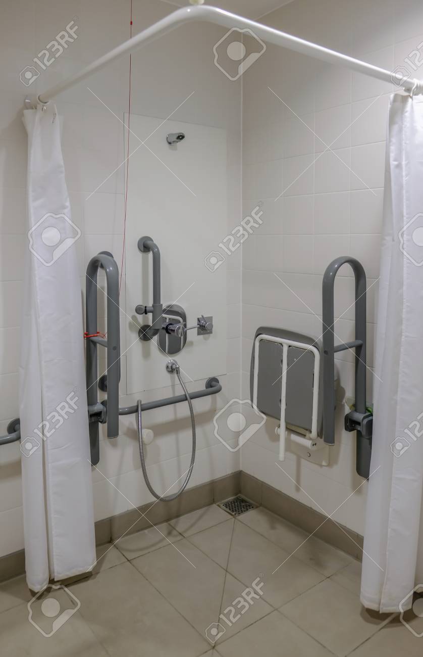Behinderte Dusche Im Umkleideraum. Vertikaler Schuss, Der Sitz Und ... Behinderte Dusche Im Umkleideraum. Vertikaler Schuss, Der Sitz Und ...