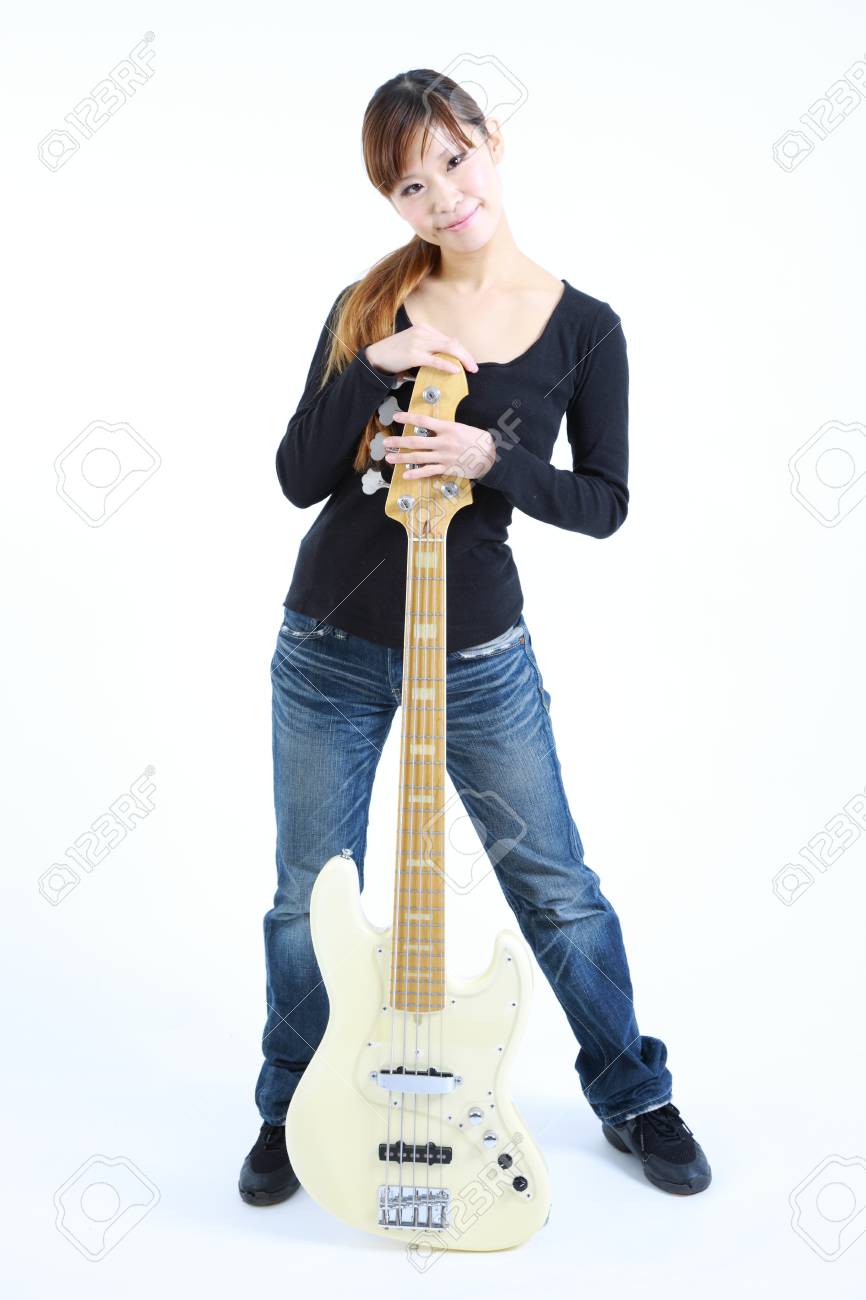 日本の若い女性と 5 弦ベース の写真素材 画像素材 Image