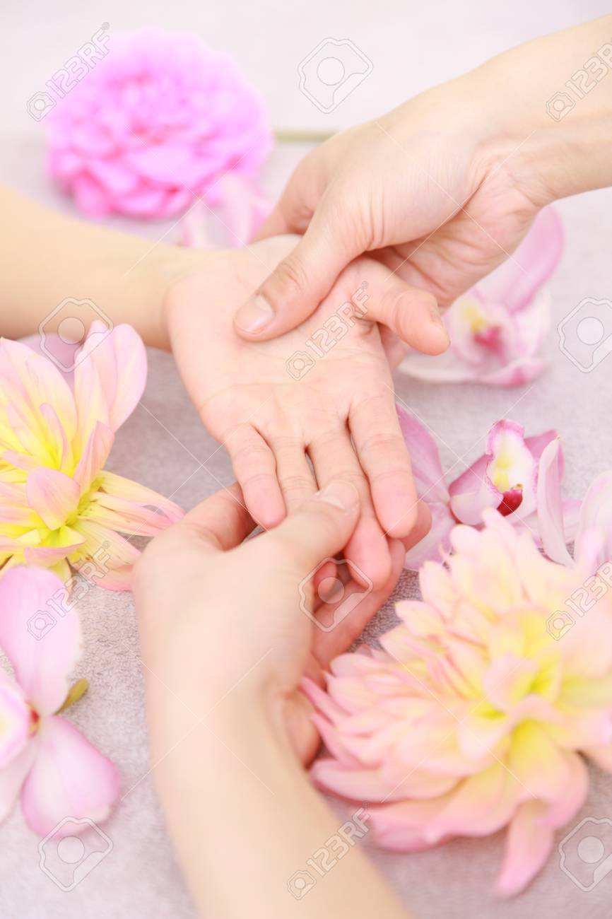 ハンド マッサージ の写真素材 画像素材 Image