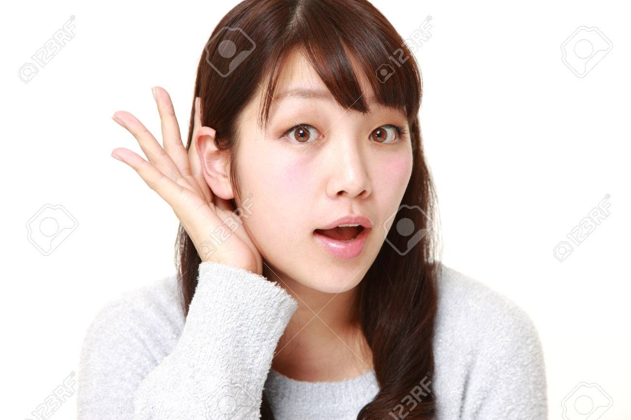 密接に聞く耳の後ろに手を持つ若い女性 の写真素材 画像素材 Image