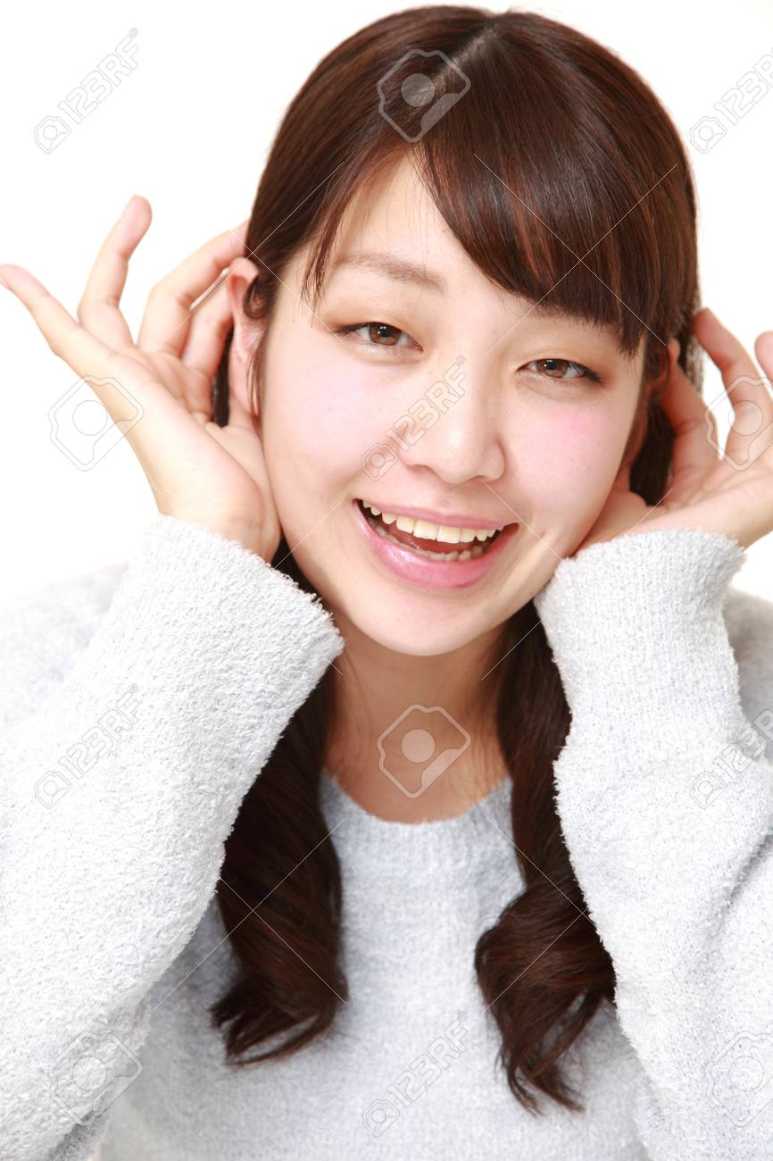 密接に聞く耳の後ろに手を持つ若い女性 の写真素材 画像素材 Image