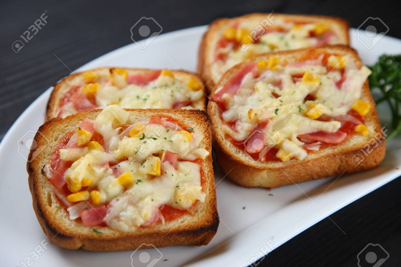 "пицца". рецепт пиццы на тостовом хлебе. рецепт пиццы на тостовом хлебе. пицца на тостовом хлебе. горячие бутерброды пицца.