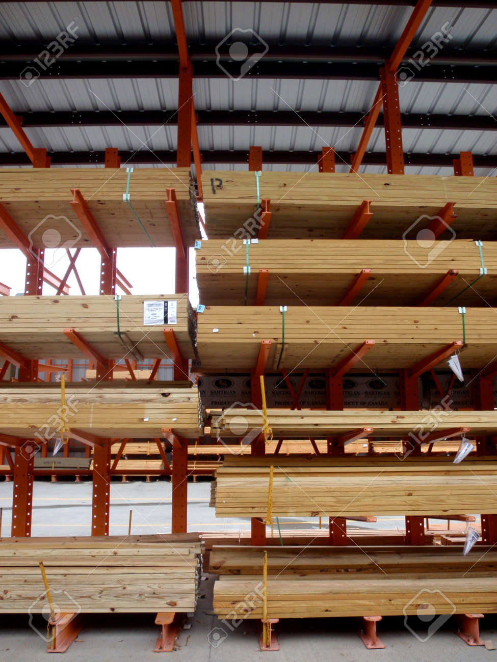 ホーム デポは ドライブスルー材木置き場 の写真素材 画像素材 Image