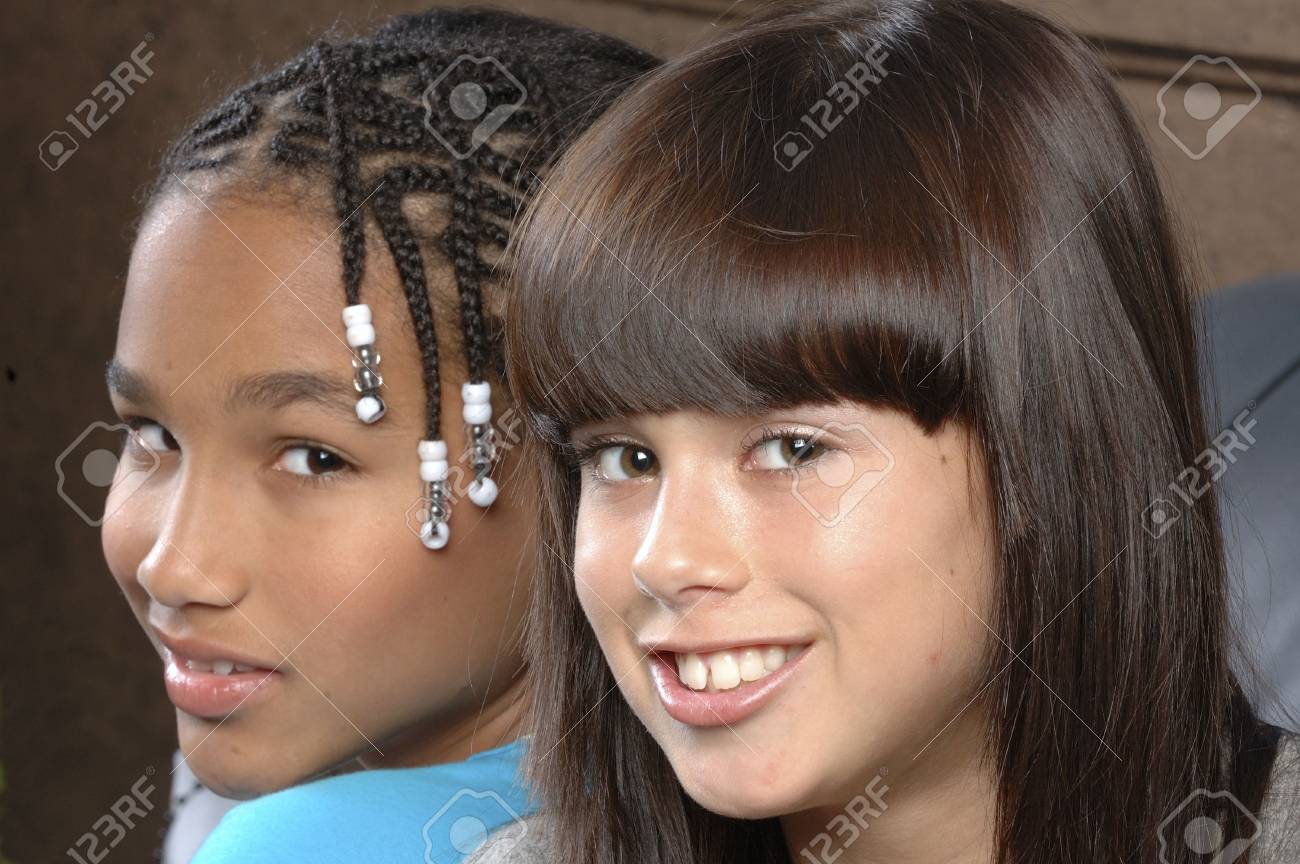 白人のガール フレンドとかわいいのアフリカ系アメリカ人の女の子 の写真素材 画像素材 Image