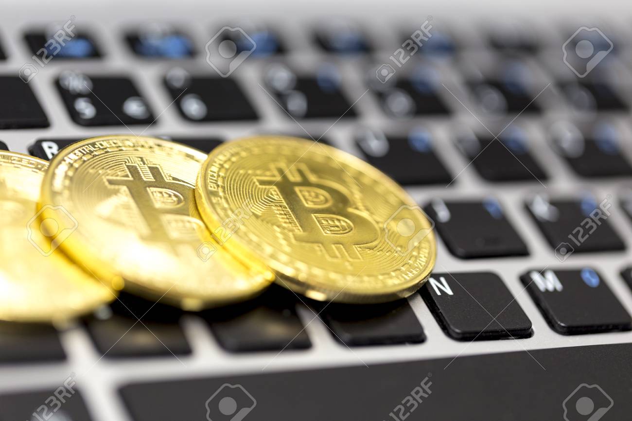 Bitcoin É Uma Criptomoeda E Sistema De Pagamento Em Todo O Mundo. É A  Primeira Moeda Digital Descentralizada, Como O Sistema Funciona Sem Um  Banco Central Ou Administrador Único. Foto Royalty Free,