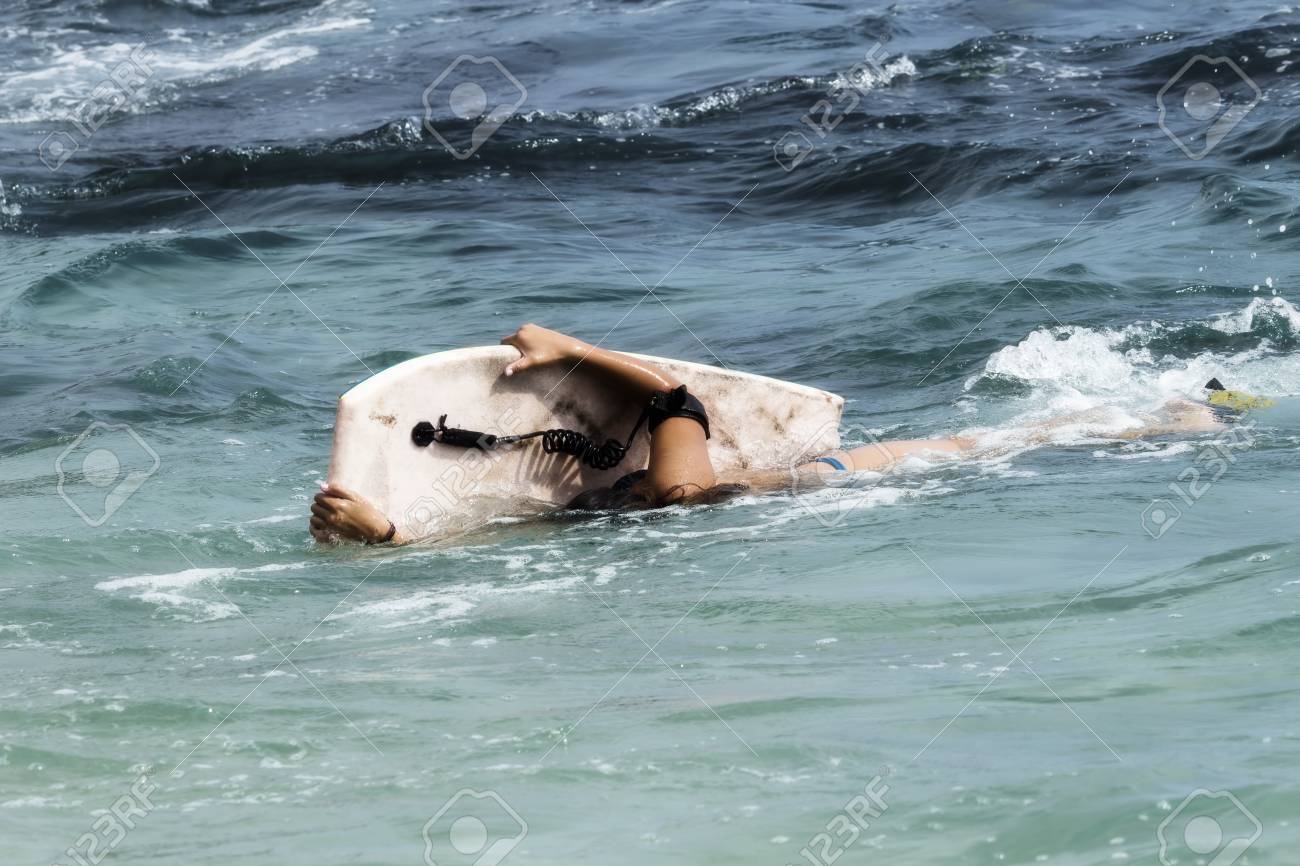 Young Teen Girl With Board On Side In Ocean Waves Head Submersed In Water 正版图像123rf中国 高质量免版税图像库 Image
