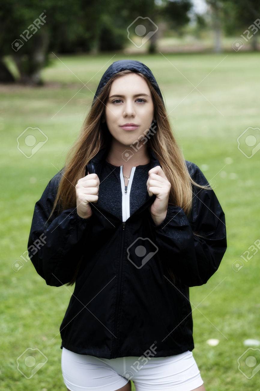 公園に立っているブロンドの白人女白のショート パンツと黒のジャケット の写真素材 画像素材 Image