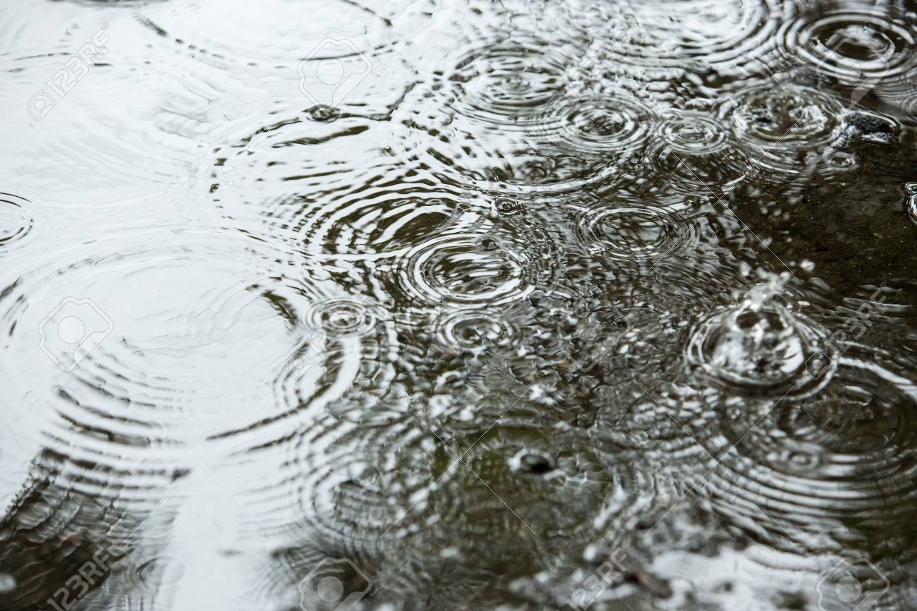 雨の水たまりに落ちる水と美しい背景が値下がりしました の写真素材 画像素材 Image