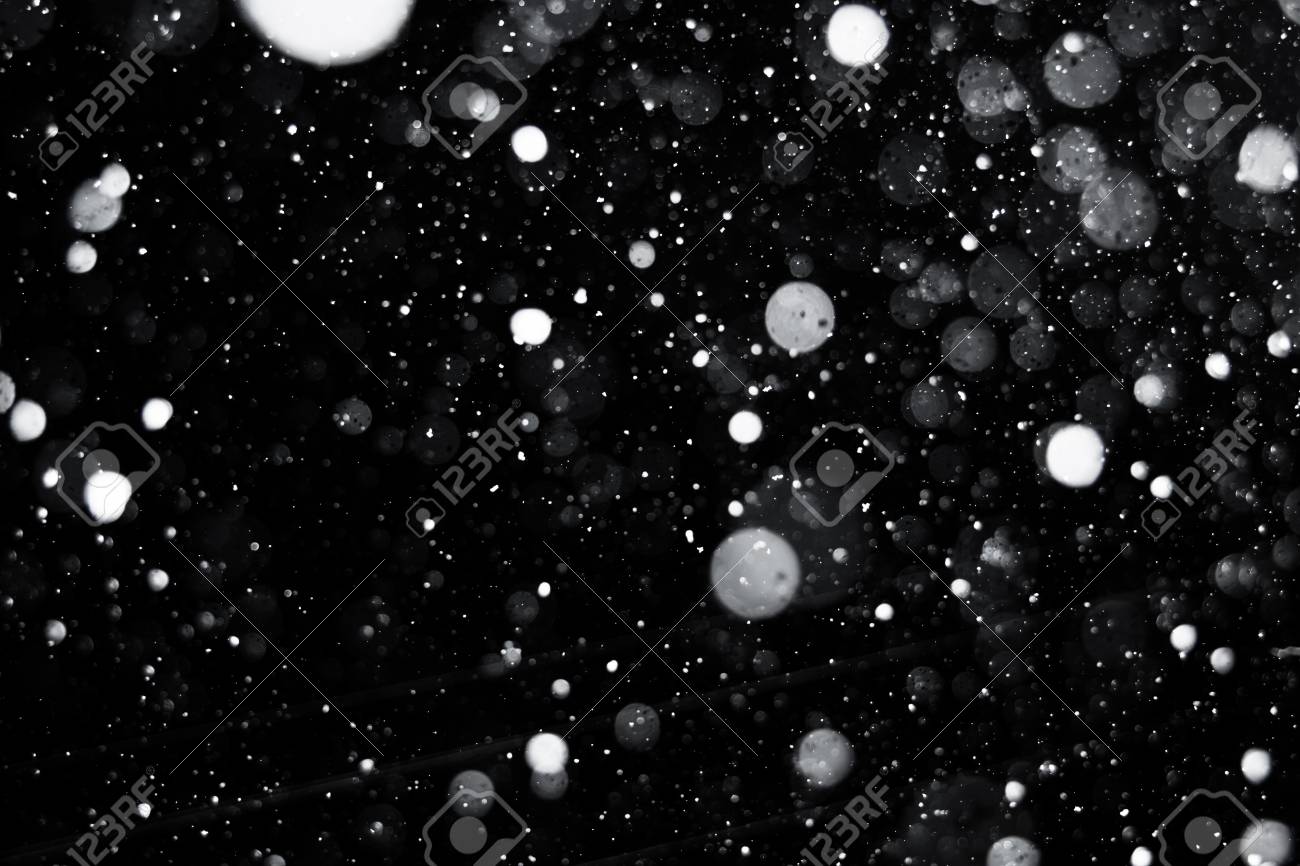 黒い背景に降る雪は の写真素材 画像素材 Image