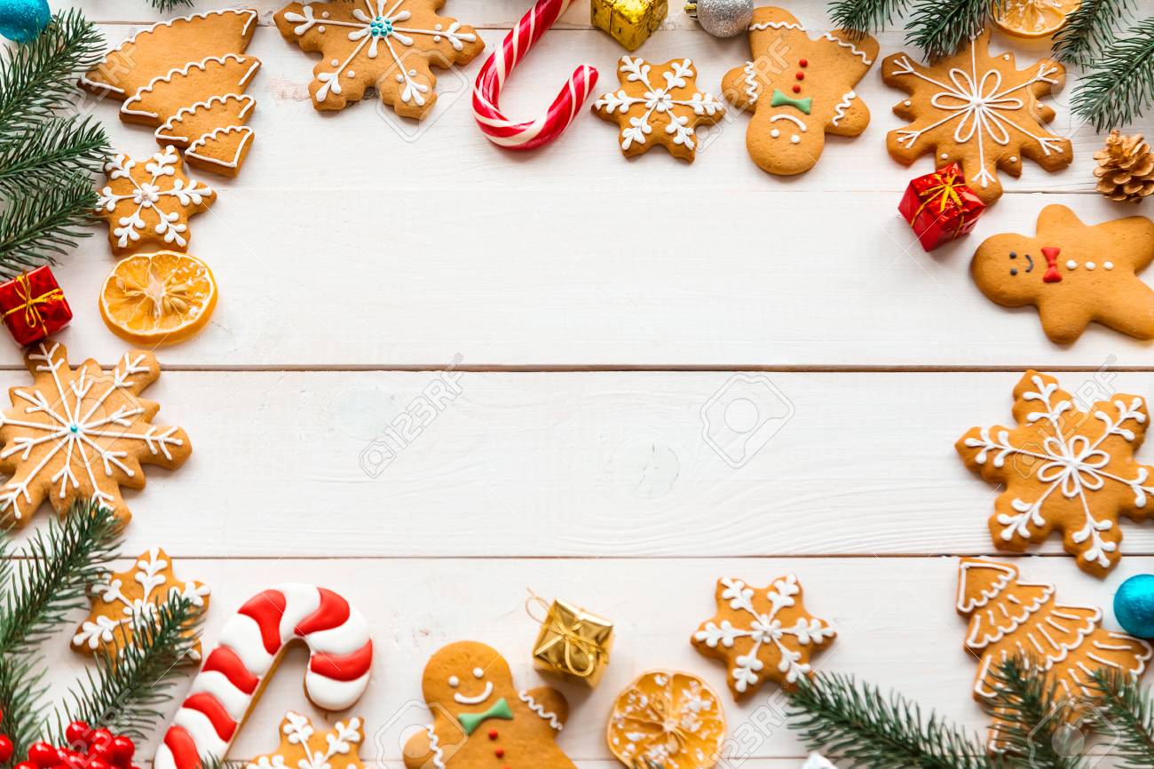 お菓子 ギフト モミの装飾が施されたお祭りとクリスマス クッキー 白い木製の背景に Gingerbreads テキストの無料スペースのあるフレーム の写真素材 画像素材 Image