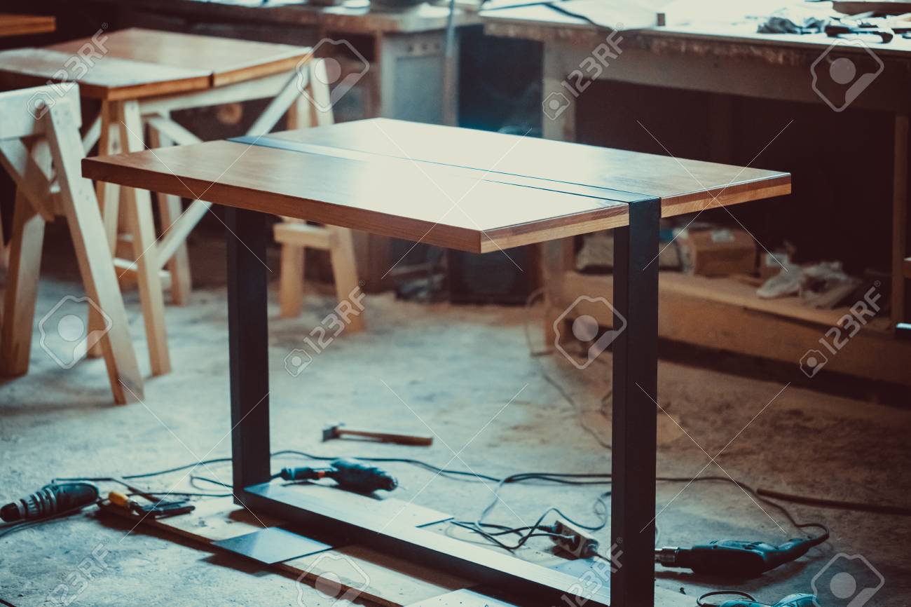 Schoner Tisch Mit Naturlichem Bugeleisen Und Holz Steht Auf Einem Tischlerladen Lizenzfreie Fotos Bilder Und Stock Fotografie Image