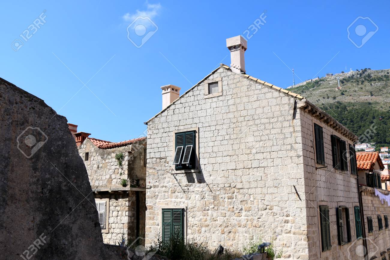 クロアチア ドブロブニクの旧市街の古い石造りの家 ドブロブニクは 有名な観光地 ユネスコ世界遺産です の写真素材 画像素材 Image