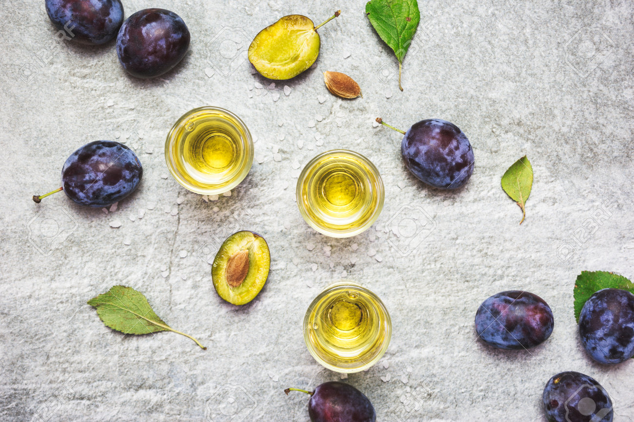 ラキヤ、ラキ、ラキアは、発酵フルーツをベースにしたバルカン半島の強いアルコール飲料ブランデータイプです。灰色のソネテーブルのプラムラキヤ、上面図。の写真素材・画像素材  Image 162116877