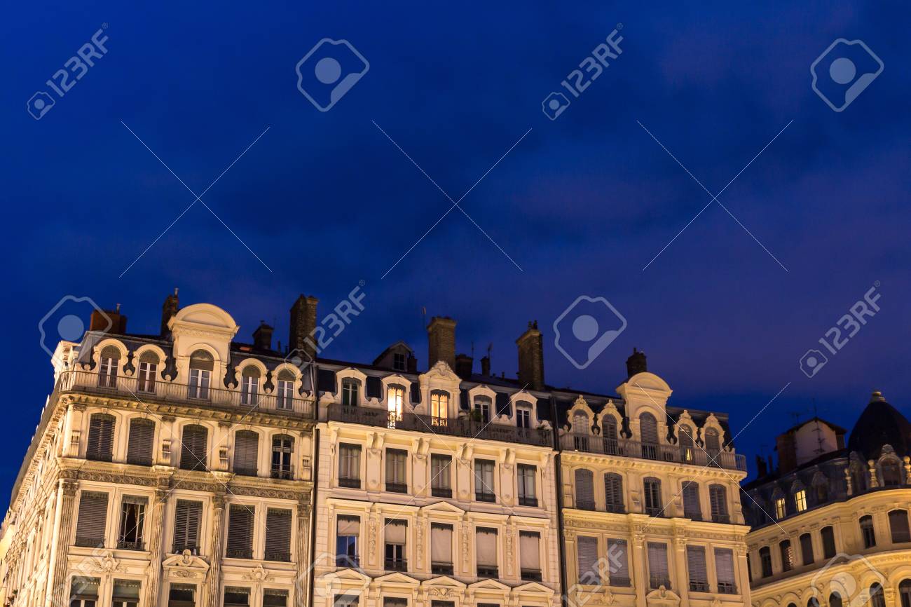 フランス語の美しい建物は 夜のシーン 深い青色の空 の写真素材 画像素材 Image フランス語の美しい建物は 夜のシーン 深い青色の空 の写真素材 画像素材 Image