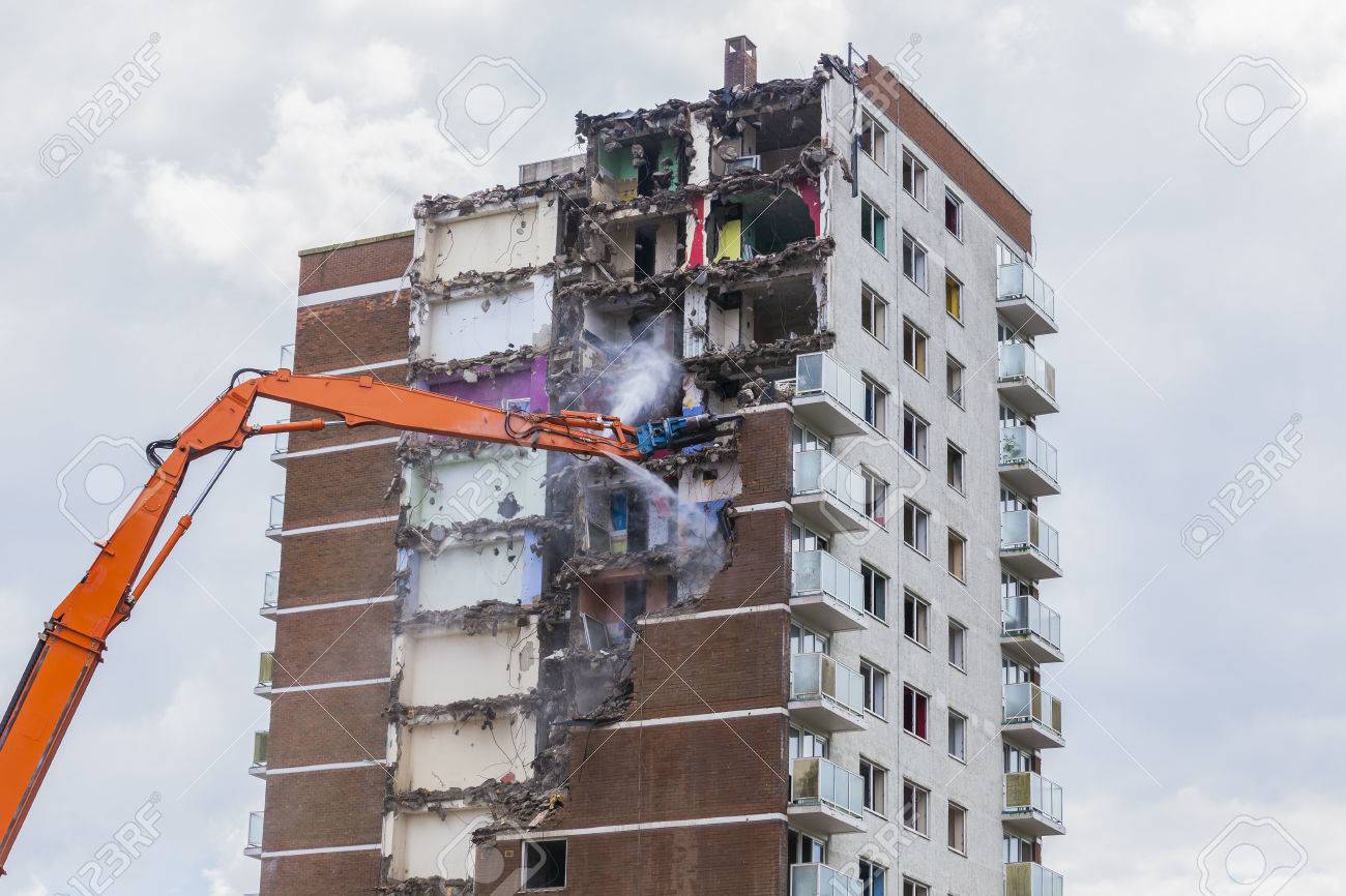 住宅と再生を意味する高層マンションの解体工事 の写真素材 画像素材 Image