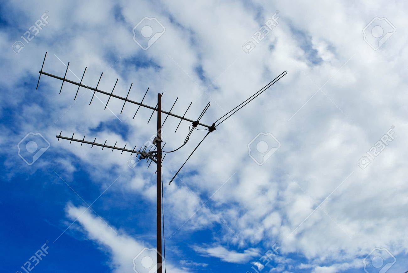 home advance tv antenna on blue sky banco de imagens royalty free