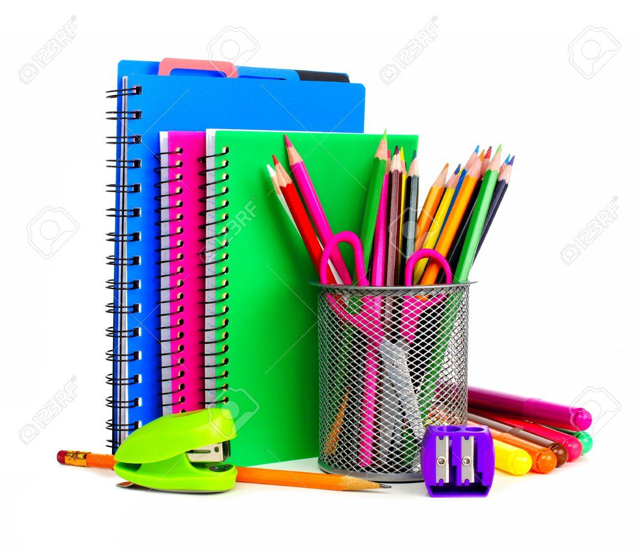 groupe des cahiers et des fournitures scolaires colorés sur un fond
