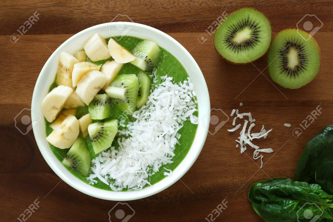 ほうれん草キウイ フルーツのバナナとココナッツ木の背景に緑のスムージー ボウル の写真素材・画像素材. Image 40300509.