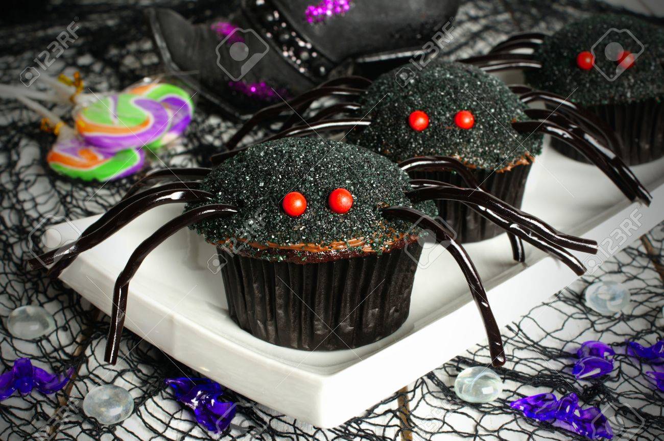 Araignee Halloween Petits Gateaux Sur Une Plaque Avec Des Bonbons Et Vacances Decoration Banque D Images Et Photos Libres De Droits Image