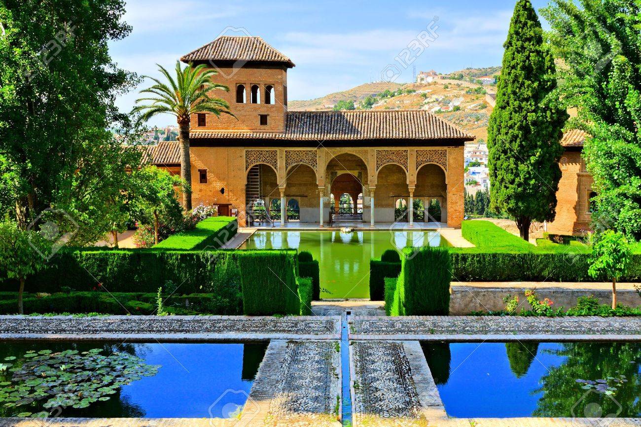 https://previews.123rf.com/images/jenifoto/jenifoto1604/jenifoto160400046/55623295-jardines-del-palacio-del-partal-en-la-alhambra-granada-espa%C3%B1a.jpg