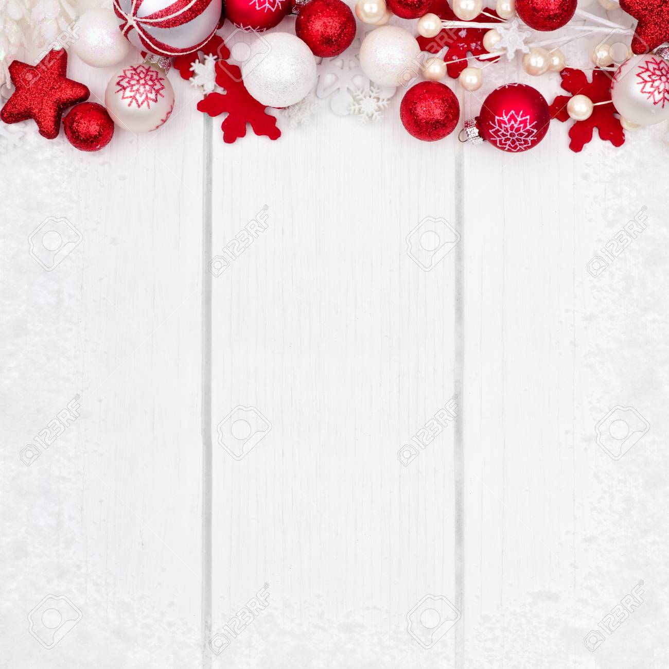 Rote Und Weisse Weihnachten Ornament Oberen Rand Mit Schnee Rahmen Auf Weissem Holz Hintergrund Lizenzfreie Fotos Bilder Und Stock Fotografie Image 64627192