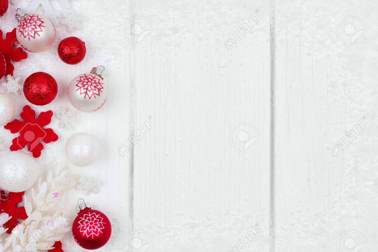 Rote Und Weisse Weihnachten Ornament Seitenrand Mit Schnee Rahmen Auf Weissem Holz Hintergrund Lizenzfreie Fotos Bilder Und Stock Fotografie Image 64627317