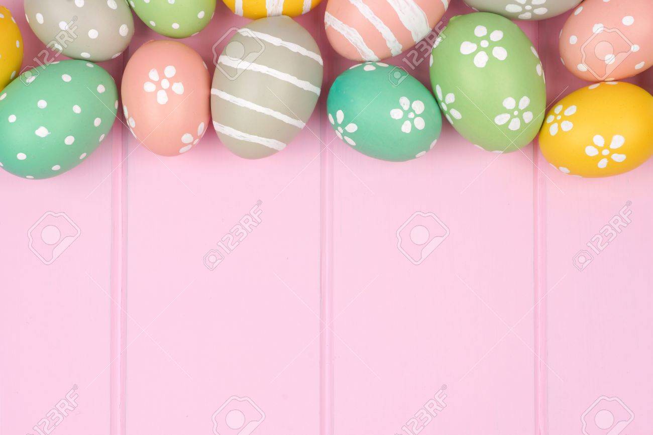 ピンクの木背景パステル イースターエッグ上端 の写真素材 画像素材 Image