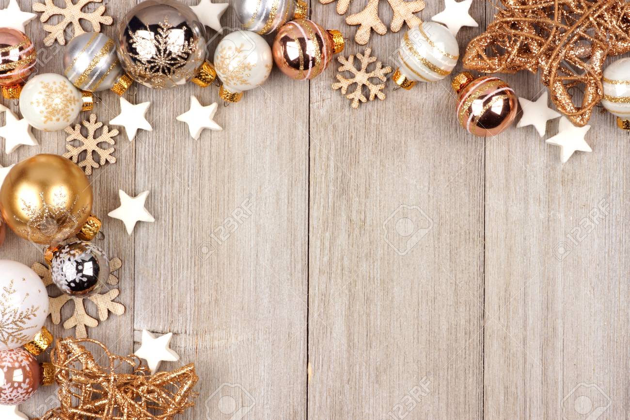 Weihnachtseckengrenze Mit Weiss Und Goldverzierungen Auf Einem Rustikalen Holzernen Hintergrund Lizenzfreie Fotos Bilder Und Stock Fotografie Image 88474550