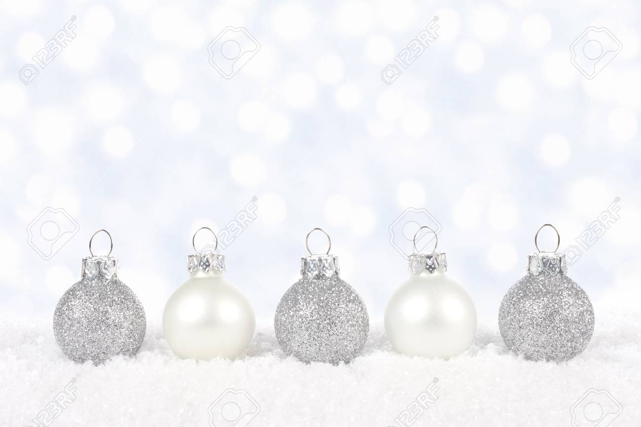 Weisse Und Silberne Weihnachtsverzierungen Im Schnee Mit Funkelndem Silbernem Hintergrund Lizenzfreie Fotos Bilder Und Stock Fotografie Image 88474803