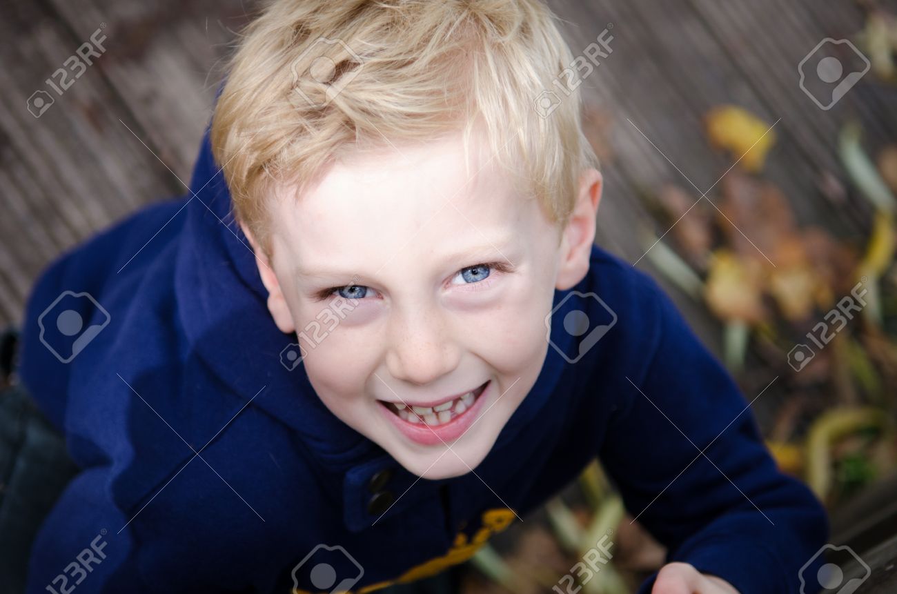 笑顔金髪少年の青いフーディ検索 の写真素材 画像素材 Image