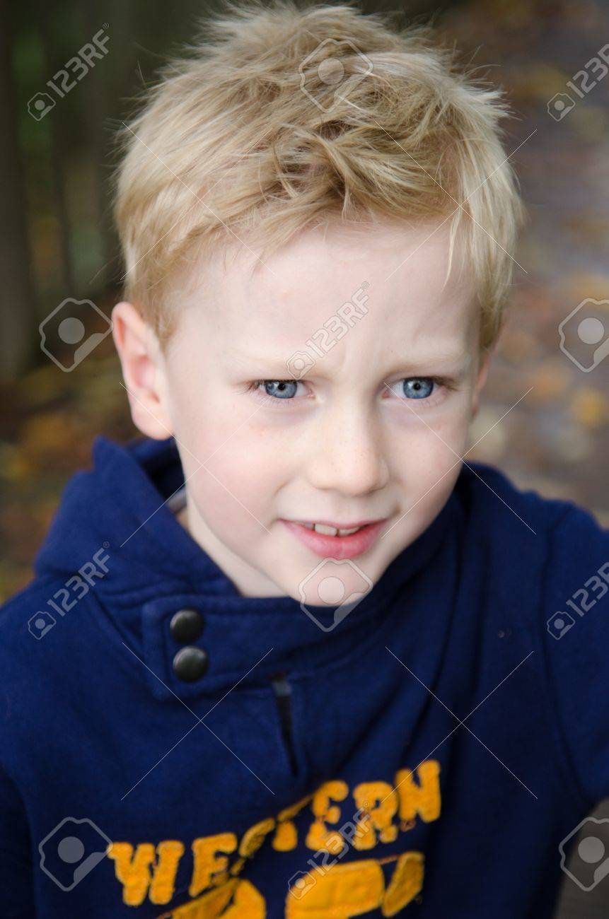 屋外青い目と金髪の少年を見て懸念しています の写真素材 画像素材 Image