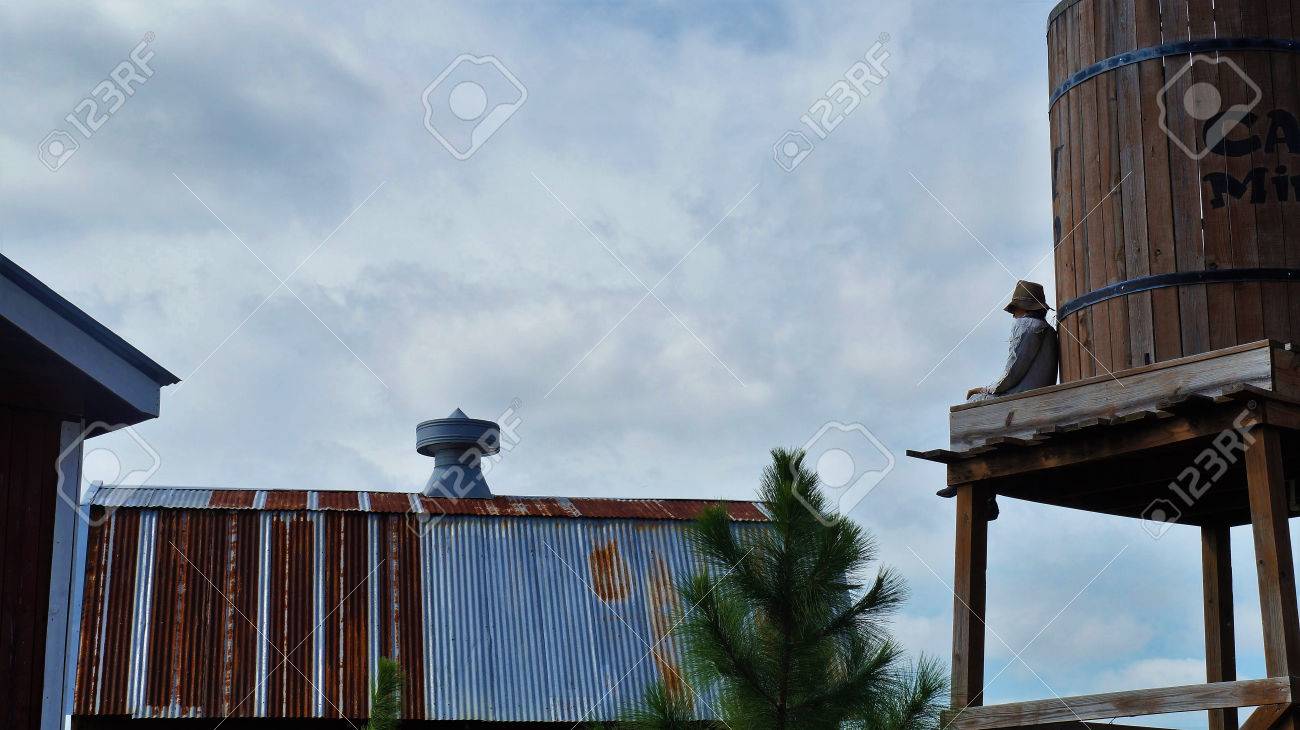 Homme D Epouvantail De Citrouille Assis Sur Un Chateau D Eau En Bois Banque D Images Et Photos Libres De Droits Image