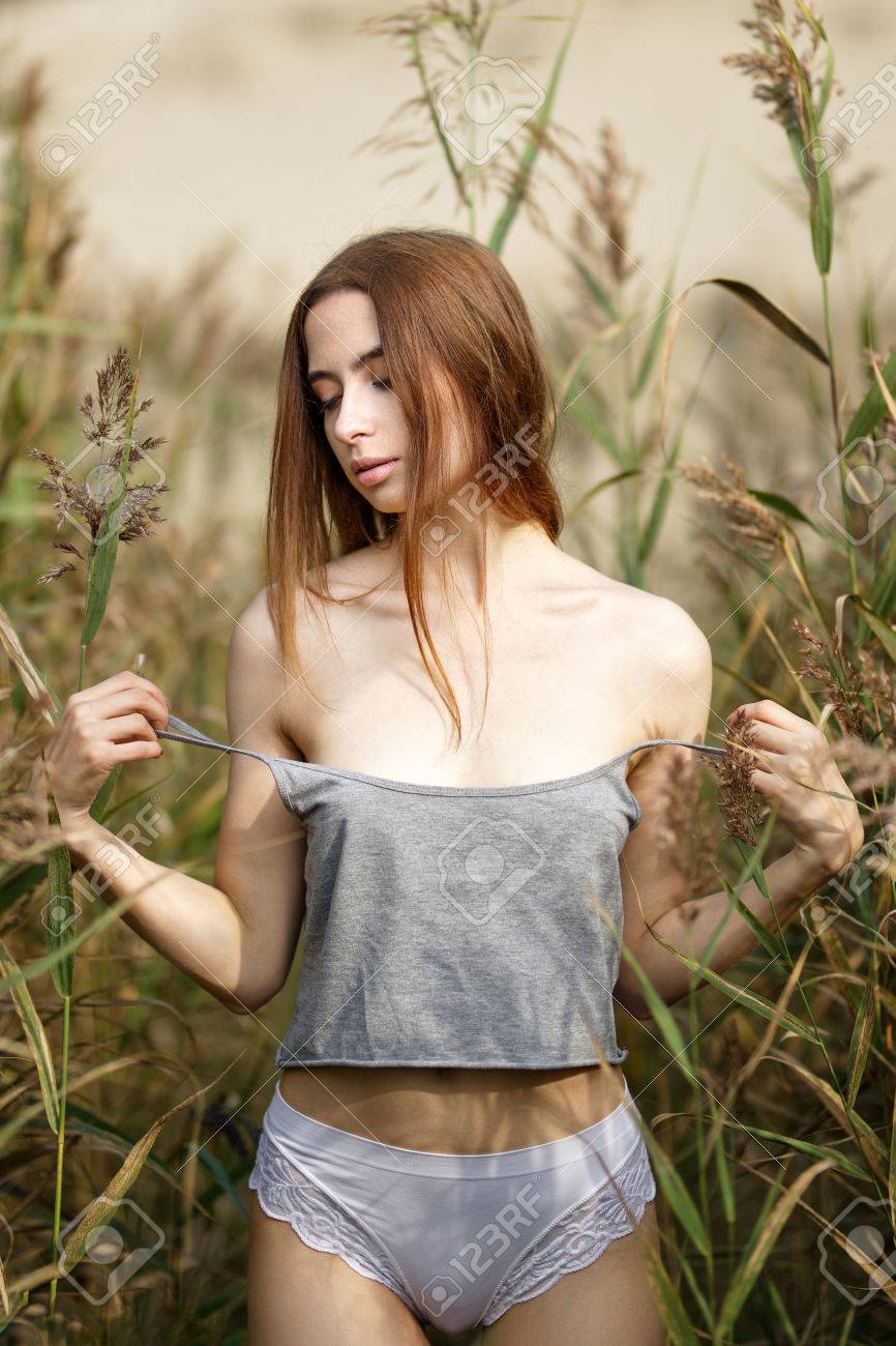 Frau zieht sich ganz aus