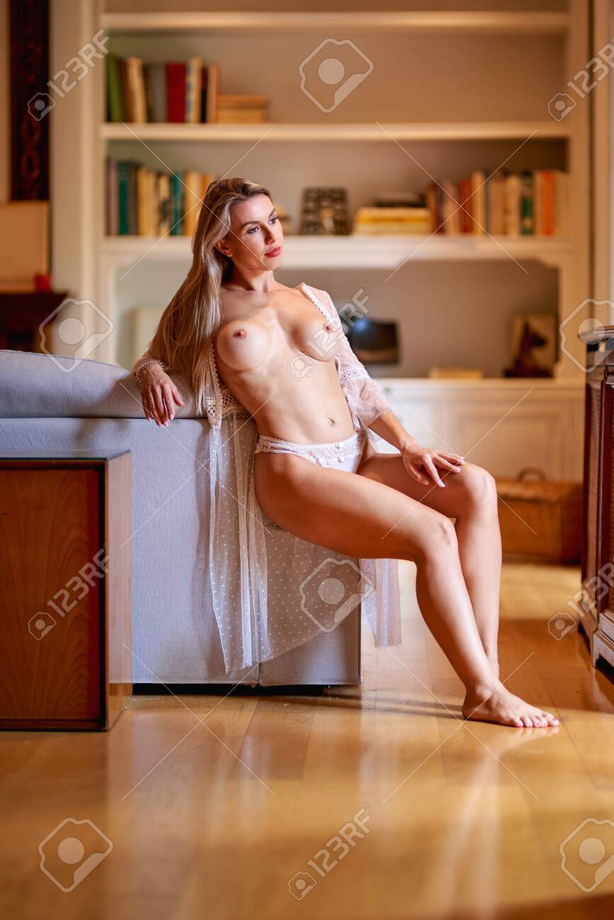 Sexy Fit Naked Woman At Home. Beautiful Perfect Female Body Of Pretty  Caucasian Girl. Фотография, картинки, изображения и сток-фотография без  роялти. Image 155709985