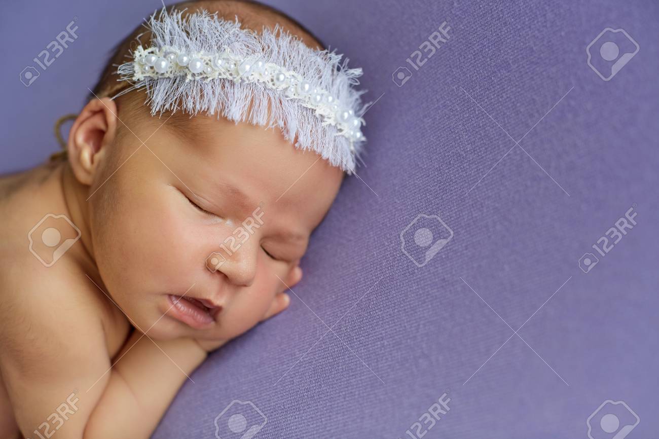 Nouveau Ne 4 Jours Bebe Garcon Allonge Sur Le Dos Se Detendre Sous Un Drap Bleu Banque D Images Et Photos Libres De Droits Image Nouveau Ne 4 Jours Bebe Garcon Allonge Sur Le Dos Se Detendre Sous Un Drap Bleu Banque D Images Et Photos Libres De Droits Image