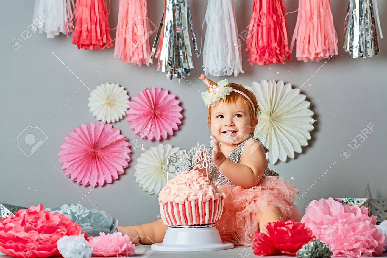 Bebe Mignon Degustant Le Gateau D Anniversaire Banque D Images Et Photos Libres De Droits Image
