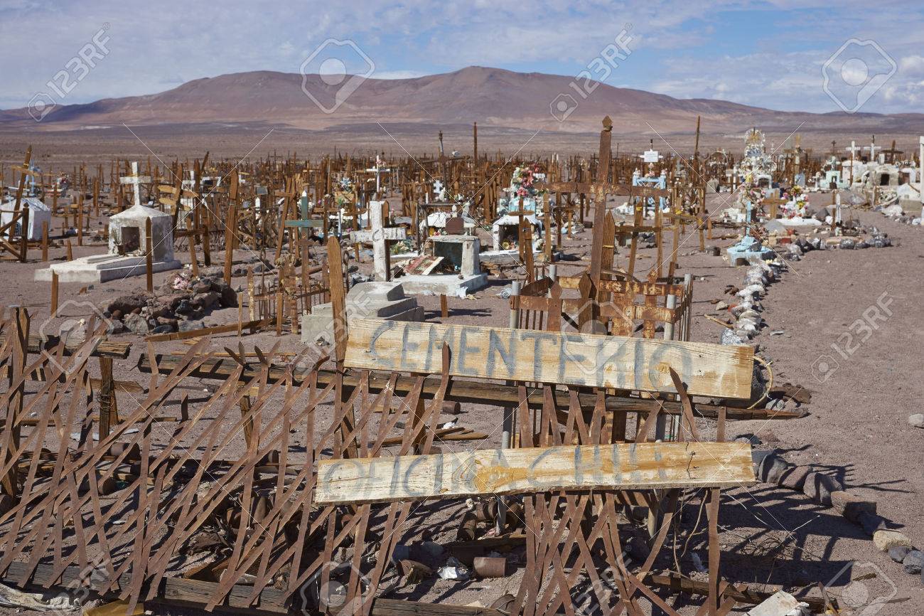 Cementerio Histórico En El Desierto De Atacama En El Norte De Chile Que  Contiene Las Tumbas De Los Mineros Que Trabajaron Extracción De Salitre.  Fotos, retratos, imágenes y fotografía de archivo libres