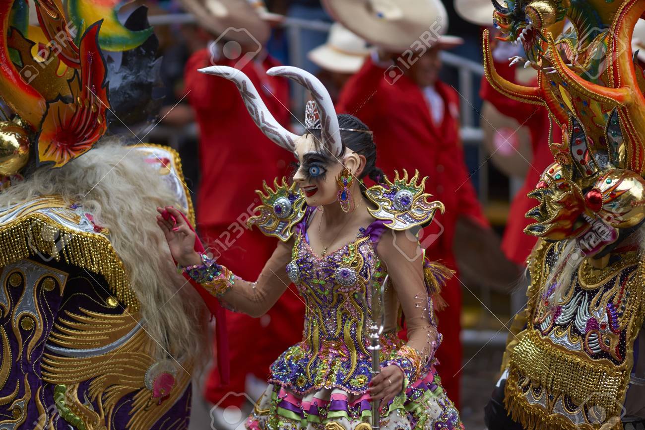 オルロ ボリビア 17 年 2 月 25 日 毎年恒例のカーニバルの間にボリビアのアルティプラーノのオルロのマイニングを華やかな衣装のパレードで仮面のオルーロ の写真素材 画像素材 Image