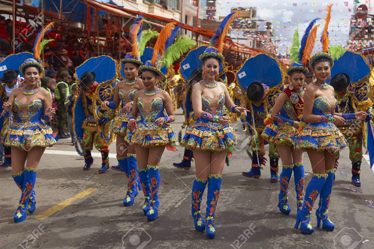 Luis Amantini Bolivia cultural y más 2 ORURO, BOLIVIA - El 26 De Febrero De 2017: Morenada Grupo De Danza En Trajes Coloridos Desfilar A Través De La Ciudad Minera De Oruro En El Altiplano De Bolivia Durante El
