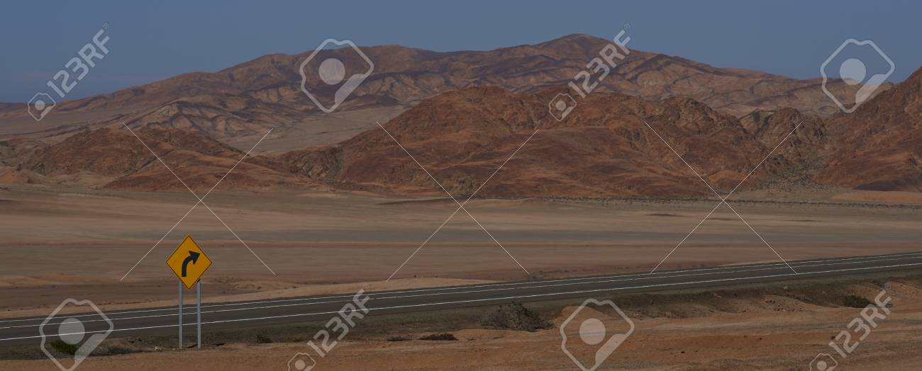 パンアメリカンハイウェイ Ruta 5 は チリ北部のアタカマの過酷で乾燥した風景を走ります の写真素材 画像素材 Image