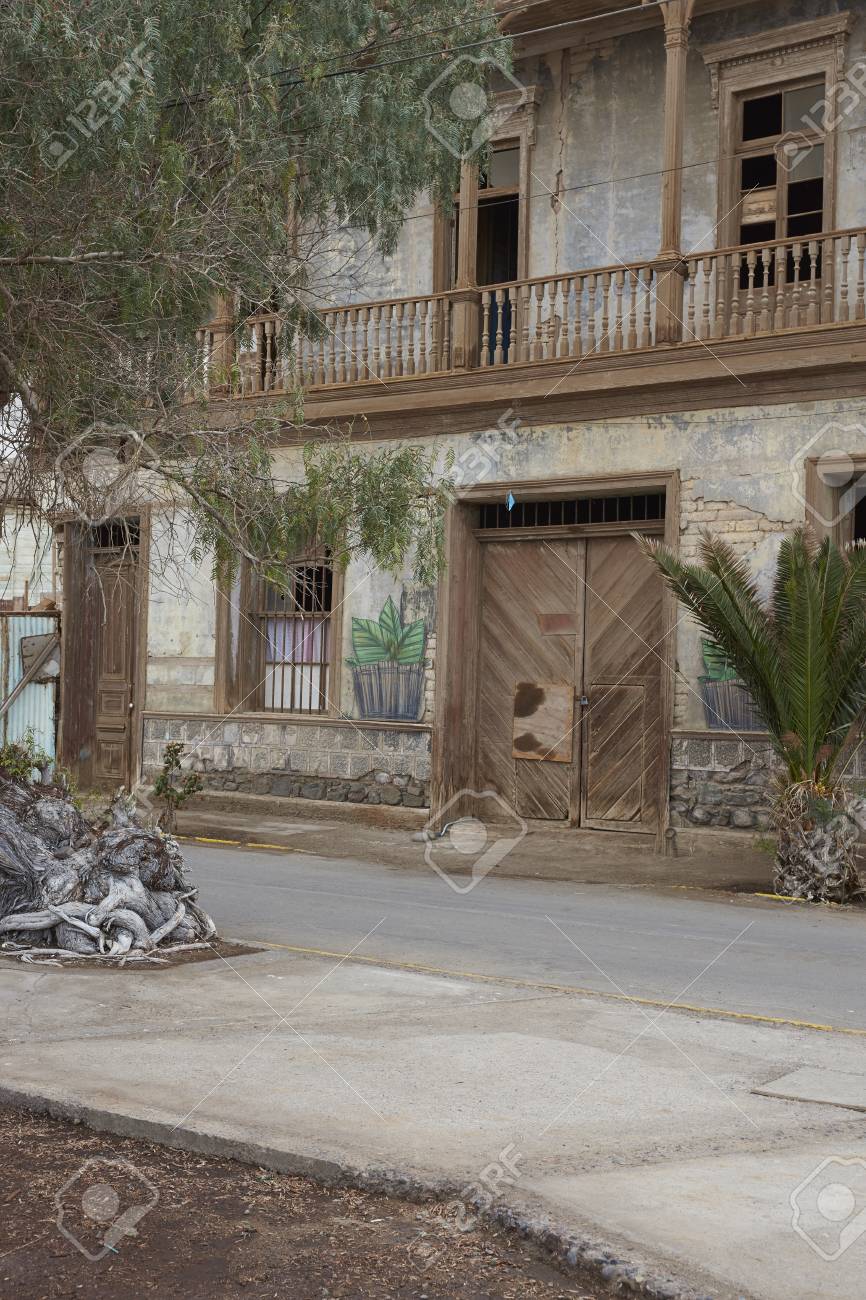 ピサグア タラパカ地域 チリ 17年8月30日 チリ北部の沿岸の町ピサグアで アタカマ砂漠の硝酸塩採掘の時代からの歴史的な木造建築物 の写真素材 画像素材 Image