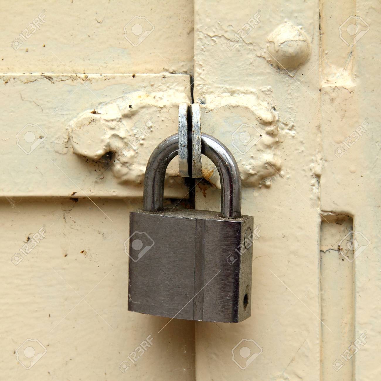 Cadenas Avec Un Verrou De Fer Sur Une Porte En Bois, Détail Banque D'Images  et Photos Libres De Droits. Image 59153449