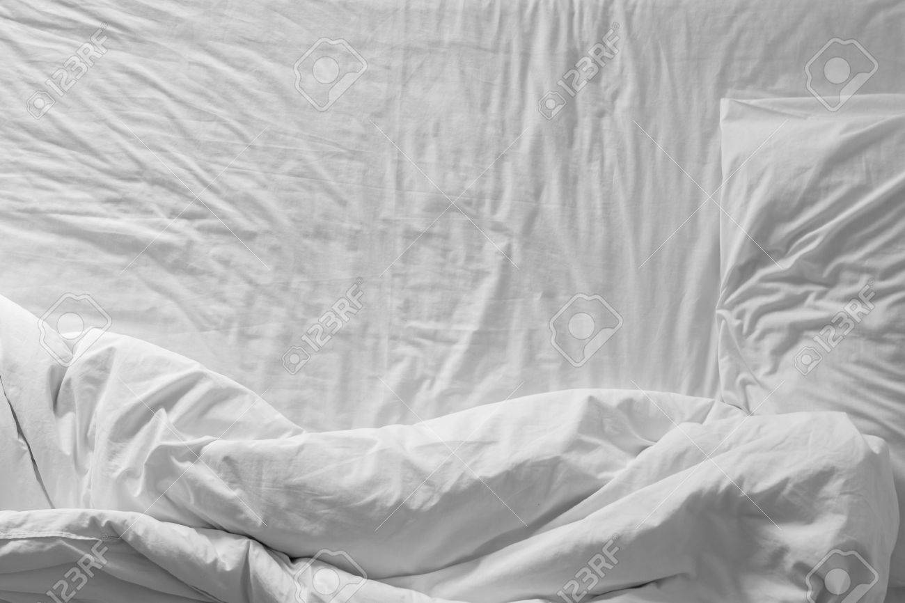白い寝具 朝時に枕の上から見る の写真素材 画像素材 Image 43198819