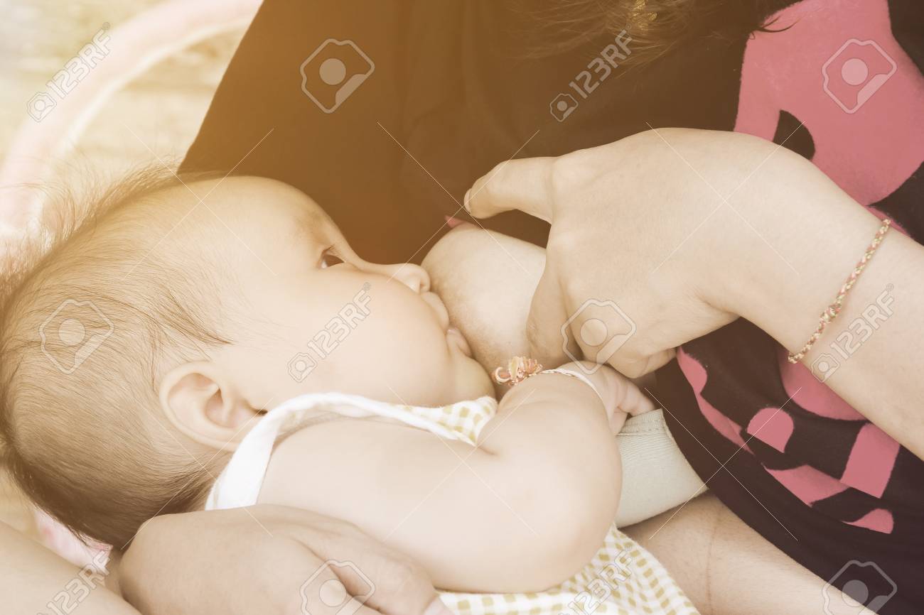 母乳　ママ 母乳ママ (暖かいトーン)の写真素材・画像素材 Image 47851003