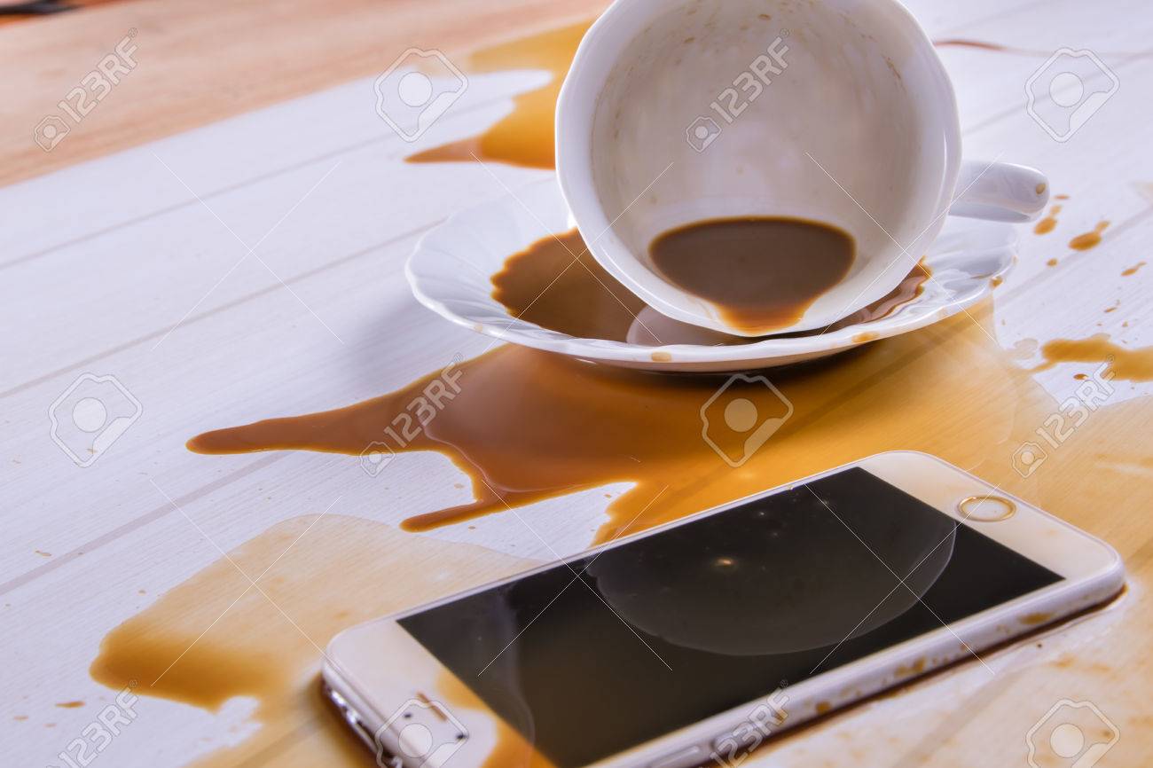 オフィスの机の上のコーヒーをこぼした電話 の写真素材 画像素材 Image オフィスの机の上のコーヒーをこぼした電話 の写真素材 画像素材 Image