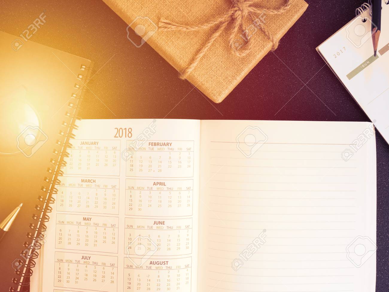 空白計画ノートと机の上のペンは 私たち主催者スケジュール人生やビジネス プランナー概念を使用します の写真素材 画像素材 Image