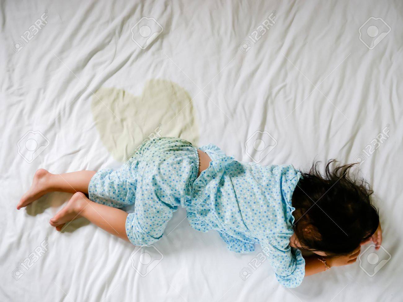 litie girl pee マットレス、少女の足、おしっこシーツ、子供開発コンセプトの子のおしっこは、フォーカスを選択します。の写真素材・画像素材 Image 85396998